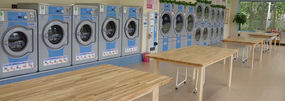 広々とした清潔で明るい店内